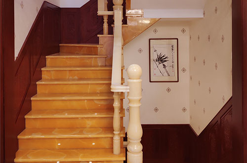 陇西中式别墅室内汉白玉石楼梯的定制安装装饰效果